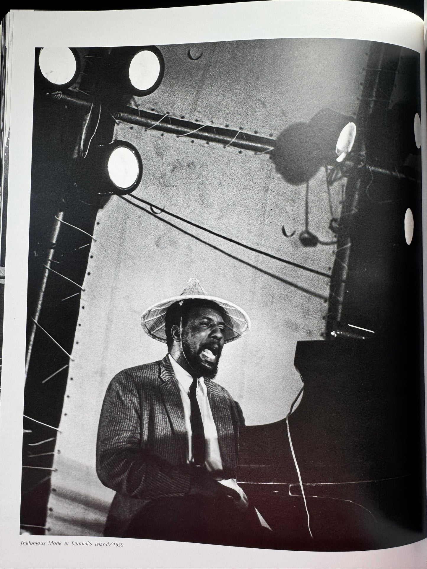 JAZZ GIANTS : VISIONS OF THE GREAT AMERICAN LEGEND