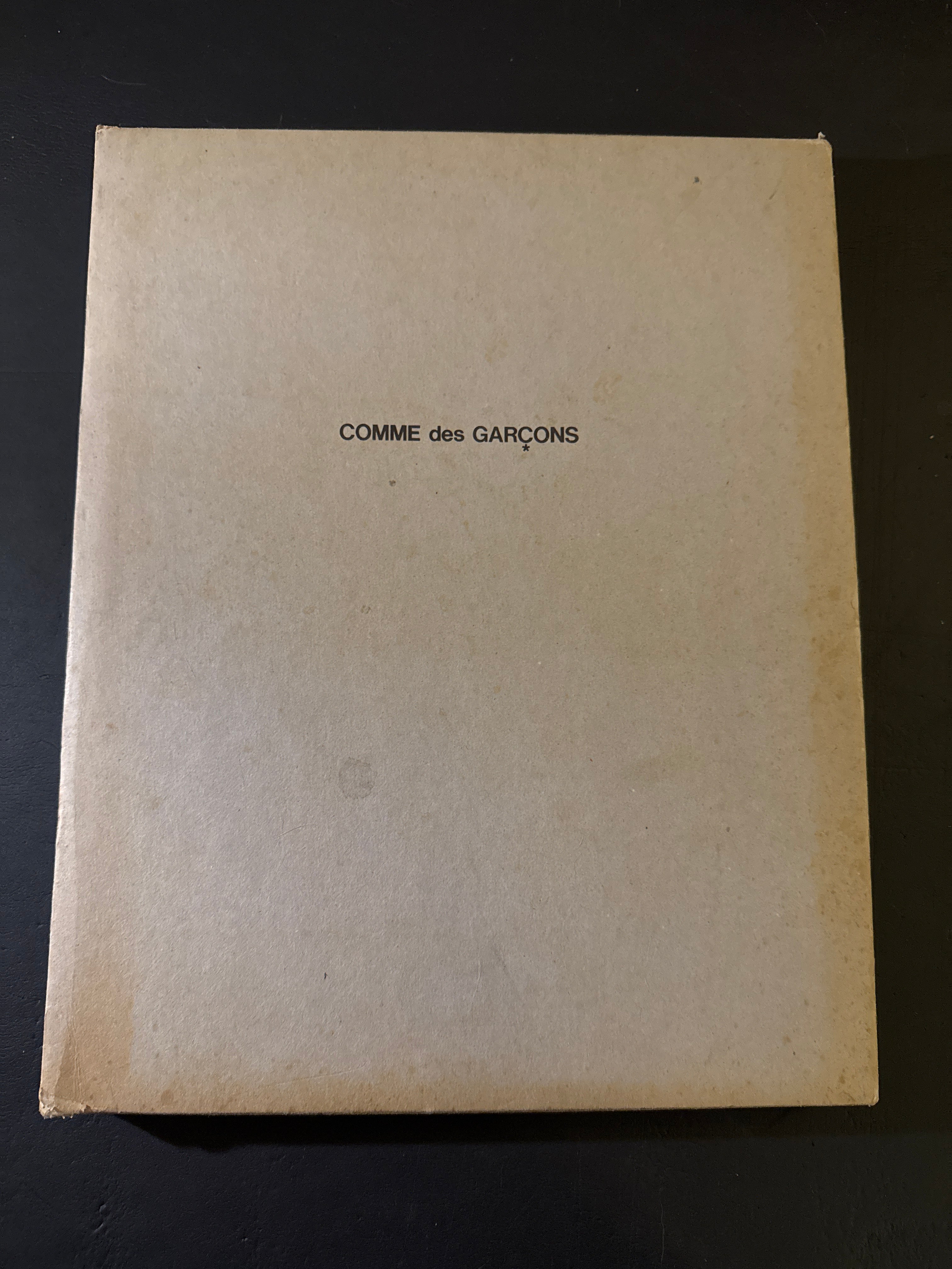 COMME des GARÇONS №81 1983 Comme des garcons AW 1983-1984 This ensemble from Kawakubo's